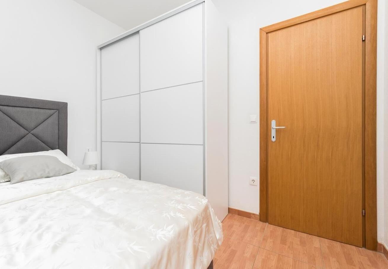 Apartments Ivi - 100 M From Pebble Beach Drasnice Bagian luar foto