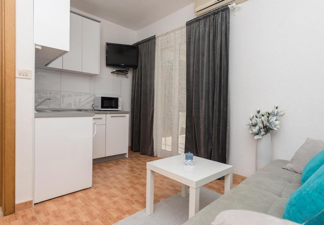 Apartments Ivi - 100 M From Pebble Beach Drasnice Bagian luar foto