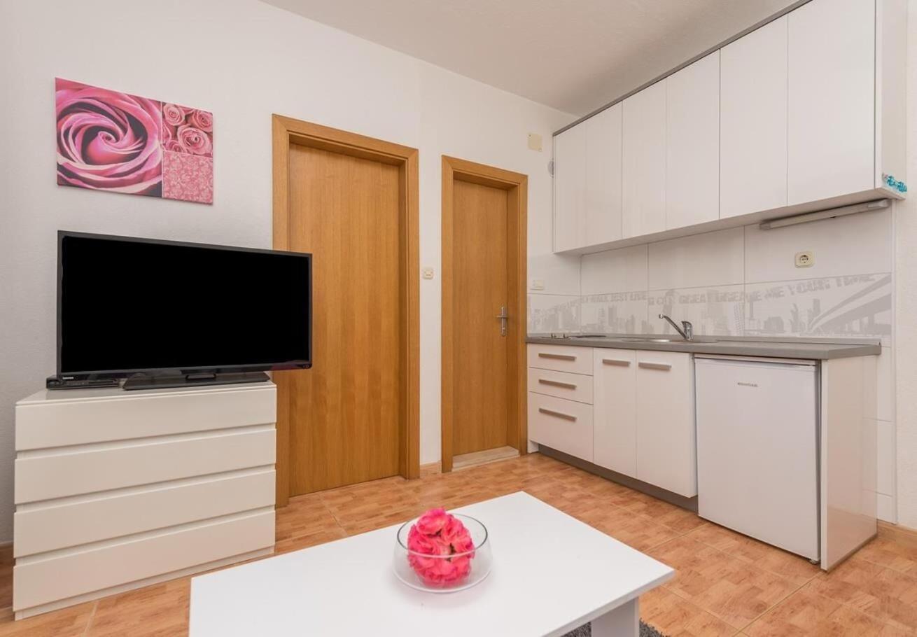 Apartments Ivi - 100 M From Pebble Beach Drasnice Bagian luar foto