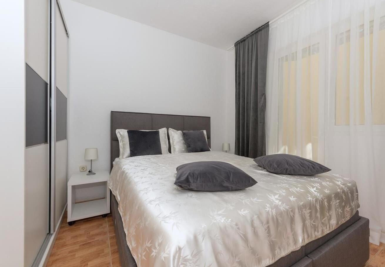 Apartments Ivi - 100 M From Pebble Beach Drasnice Bagian luar foto