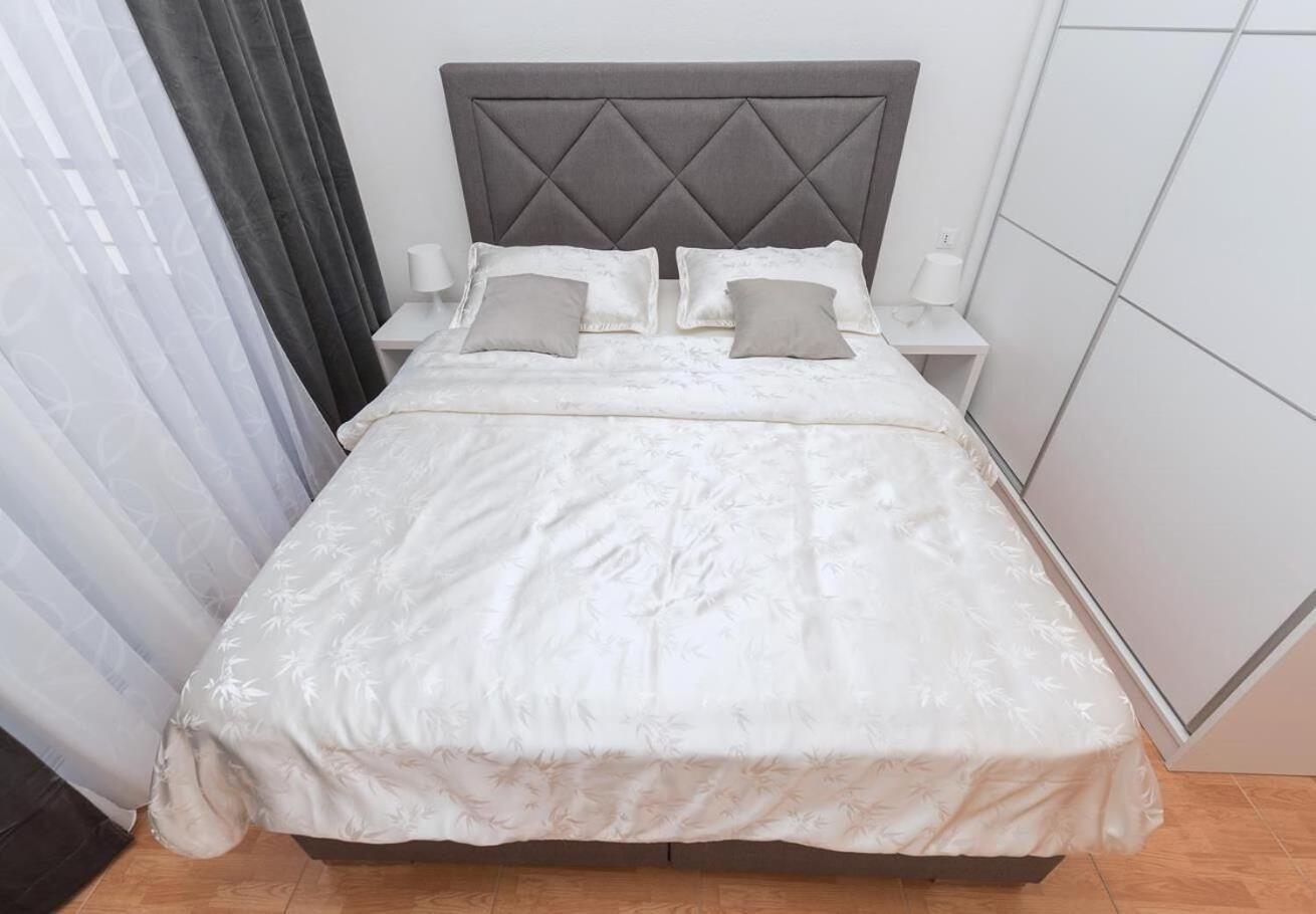 Apartments Ivi - 100 M From Pebble Beach Drasnice Bagian luar foto