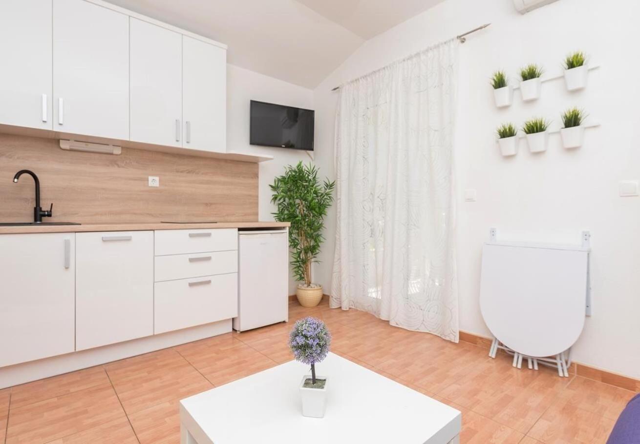 Apartments Ivi - 100 M From Pebble Beach Drasnice Bagian luar foto