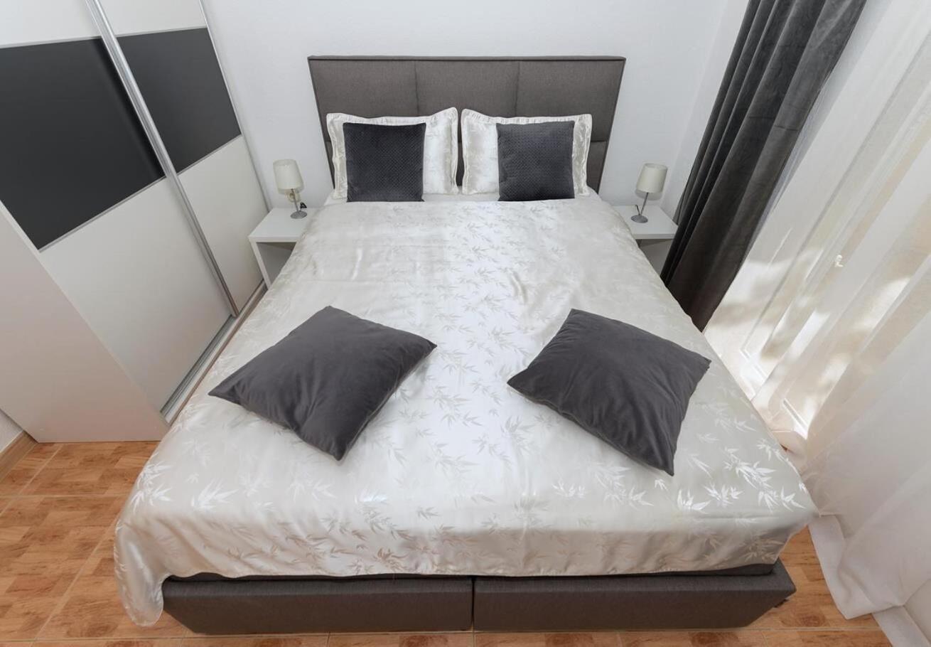 Apartments Ivi - 100 M From Pebble Beach Drasnice Bagian luar foto