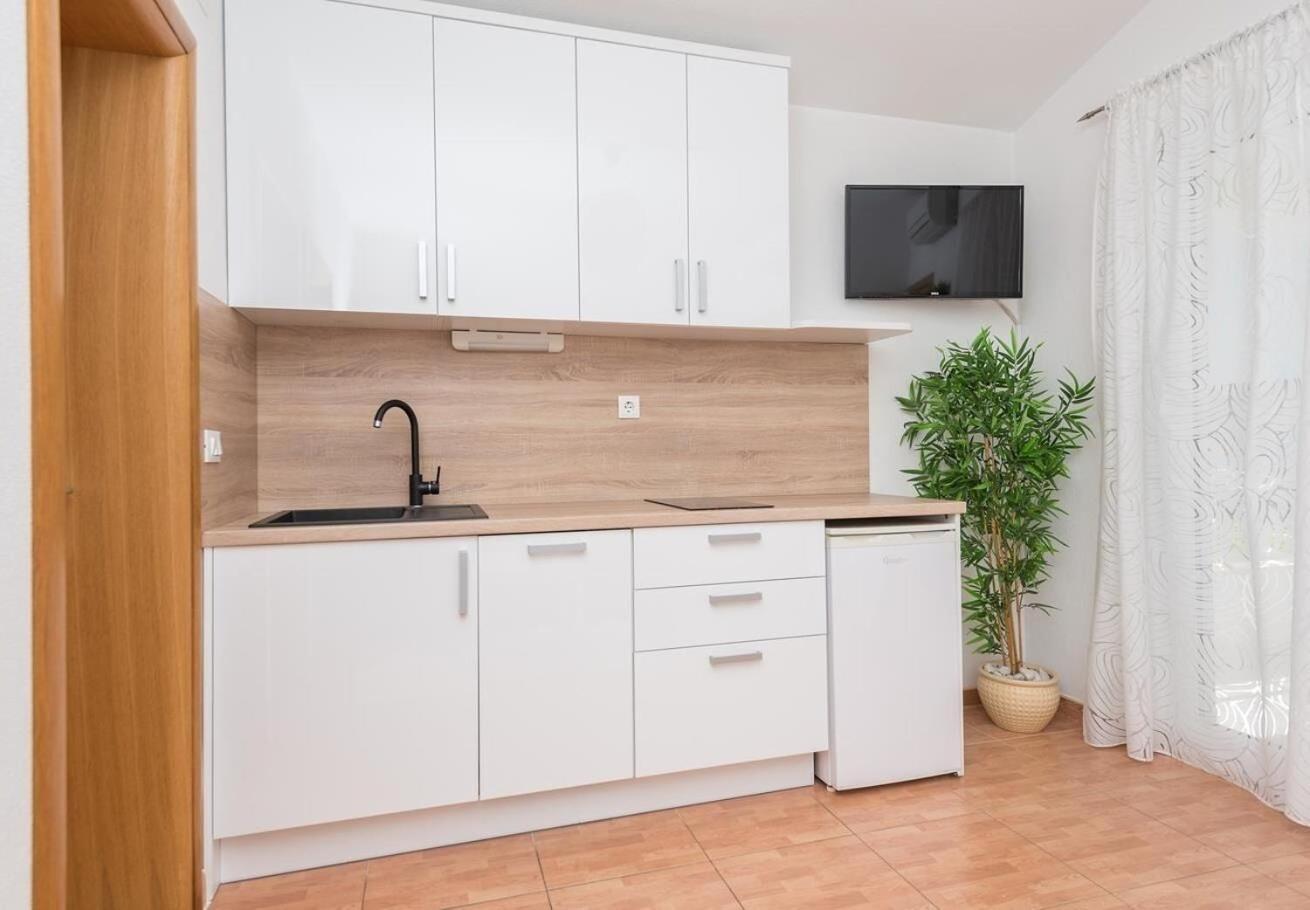 Apartments Ivi - 100 M From Pebble Beach Drasnice Bagian luar foto