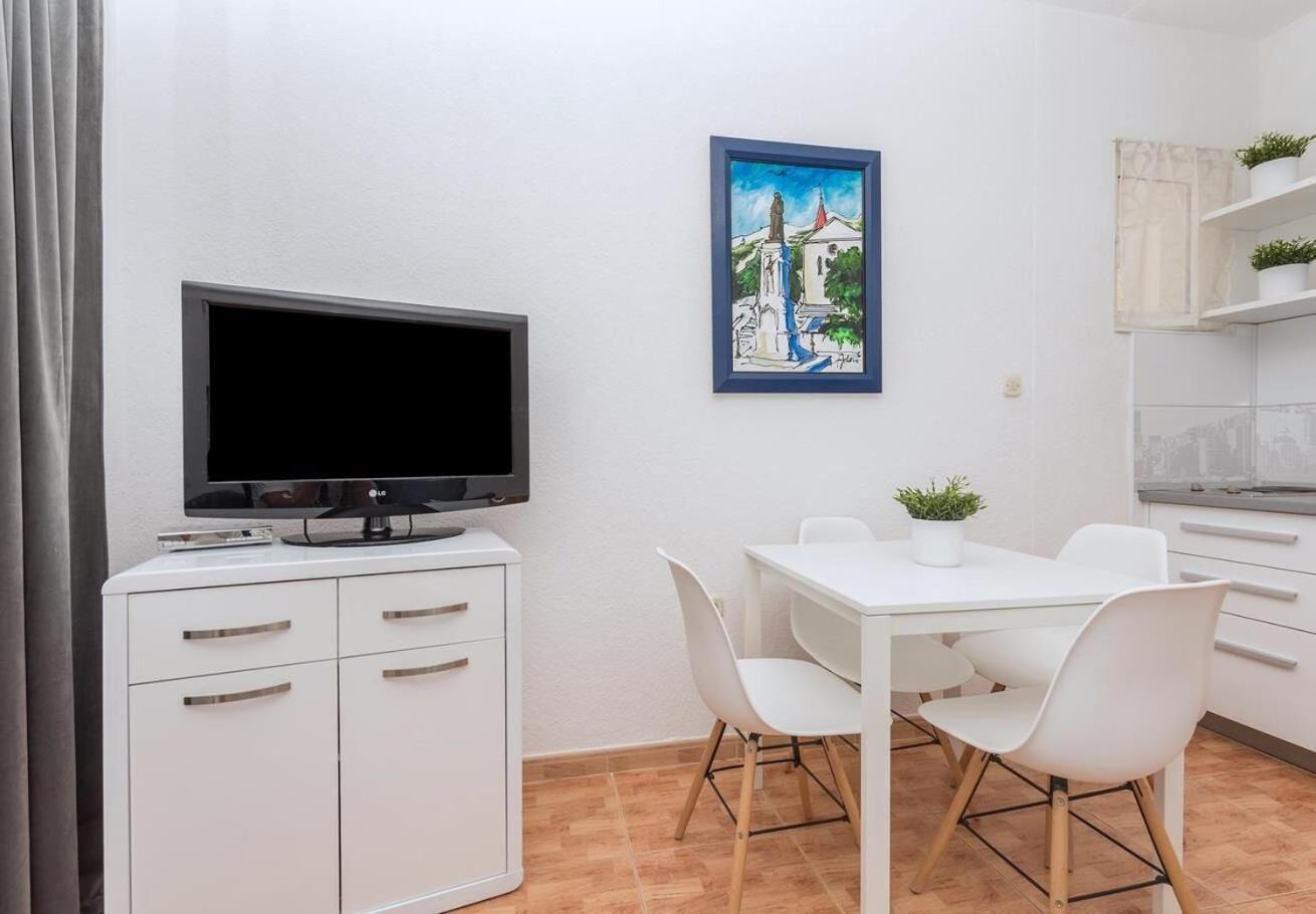 Apartments Ivi - 100 M From Pebble Beach Drasnice Bagian luar foto