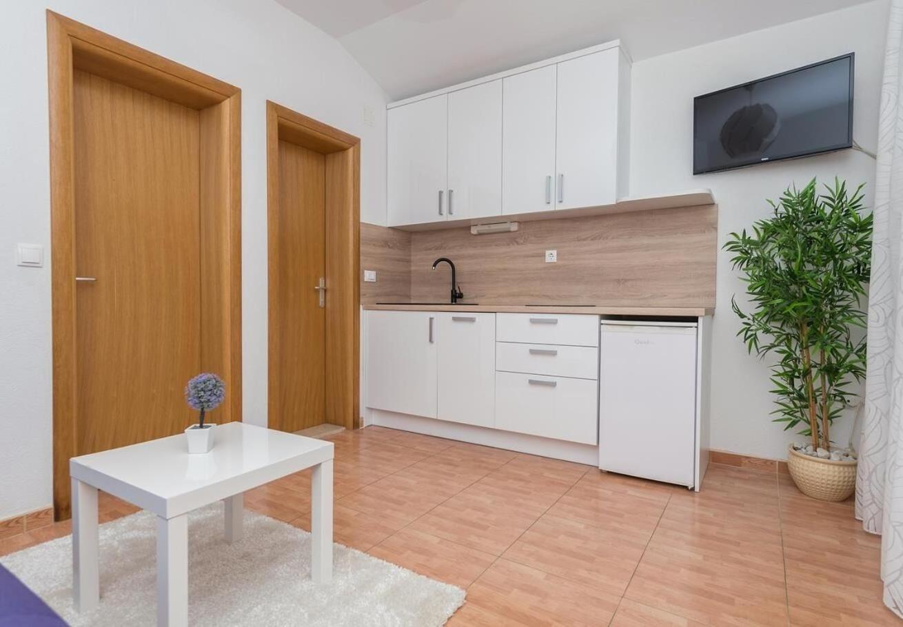 Apartments Ivi - 100 M From Pebble Beach Drasnice Bagian luar foto